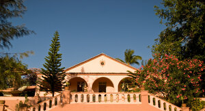  Now a tourist hotel, the Pousada de Baucau is notorious in Timor-Leste as the place where Indonesian security personnel would stay. Many Timorese were held in the building behind it for interrogation and torture. An unknown number of them were murdered.
