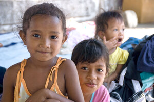  Children at one of Dili's many roadside markets.
