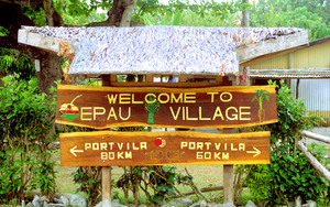 One of the joys of the Efate ring road is that all
roads really <strong>do</strong> lead to Port Vila.

