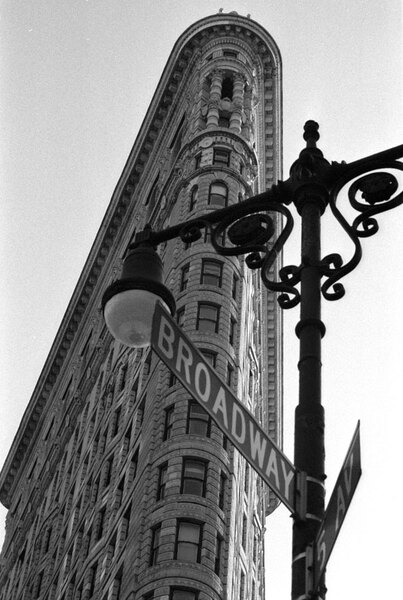 True Confessions: This is a straight rip-off of a photo I had seen
earlier in the day at a souvenir stand on Park Avenue near the Metropolitan
Museum. The competitor in me just had to know whether I could do it too.
In fairness, there are only one or two good angles from which to photograph
the Flatiron building. And besides, now I have an image to which <em>I</em>
hold the copyright.
