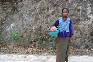 I met this woman on the road between Dili and Baucau,

