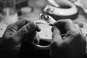 Bijouterie Vanuatu employs master NI Vanuatu jewellers, some of whom have been working in the craft for decades.
