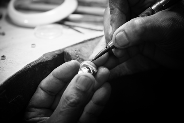 Bijouterie Vanuatu employs master NI Vanuatu jewellers, some of whom have been working in the craft for decades.
