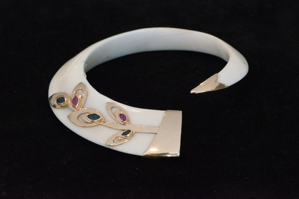 The Bijouterie Vanuatu produces unique designs using traditional forms to create artistic and highly decorative jewellery.
