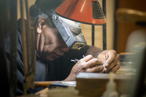 Bijouterie Vanuatu employs master NI Vanuatu jewellers, some of whom have been working in the craft for decades.
