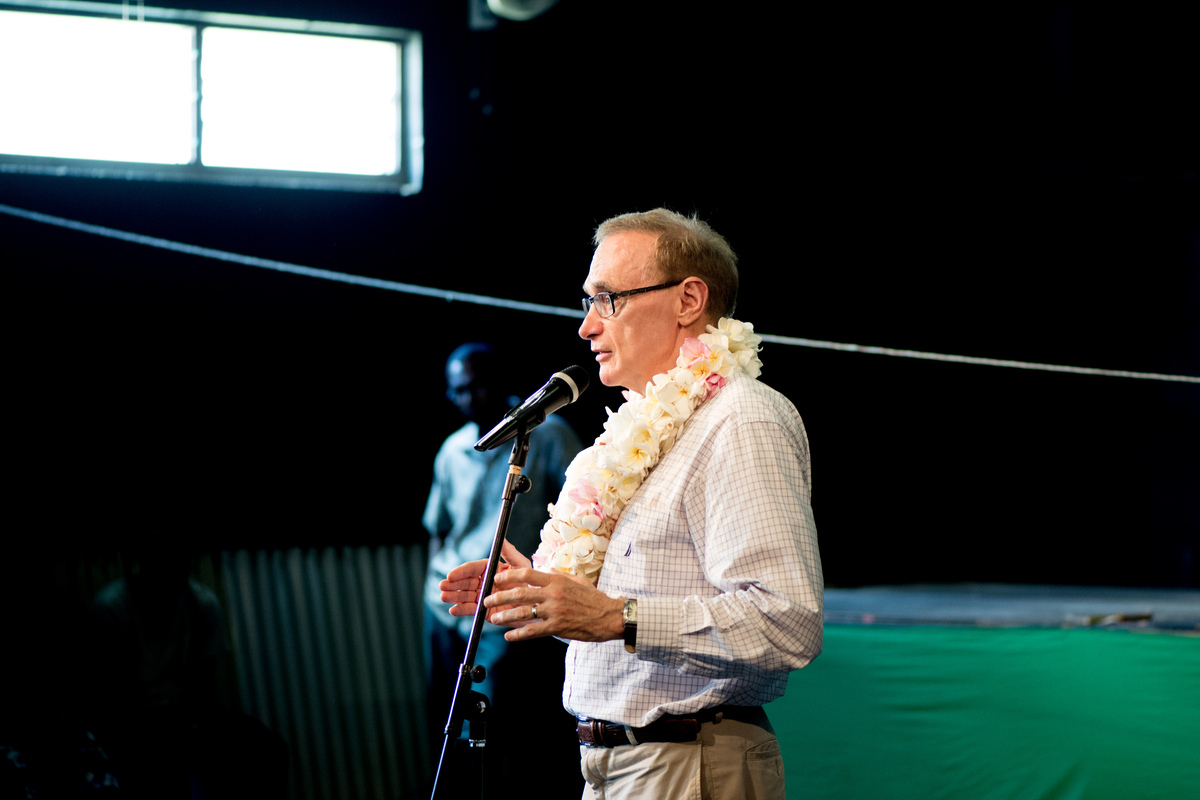 Bob Carr visits Port Vila.
