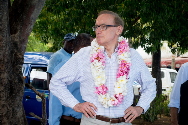 Bob Carr visits Port Vila.
