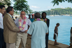 Bob Carr visits Port Vila.
