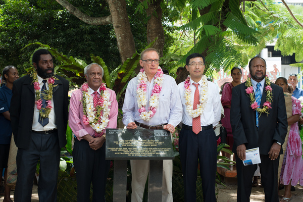 Bob Carr visits Port Vila.

