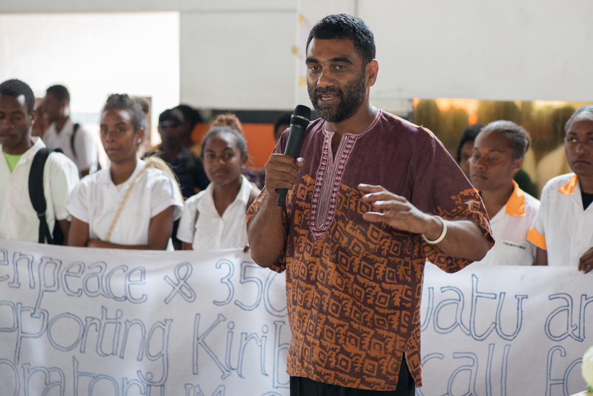 Executive Director of Greenpeace International Kumi Naidoo speaks to Vanuatu youth about climate change.
