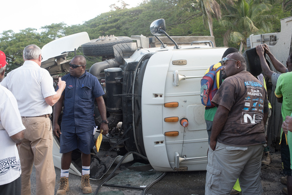 The driver of a container carrier was shaken but not seriously injured when his vehicle overturned at the USP roundabout. Traffic was snarled in all directions.
