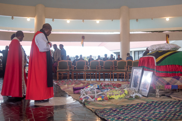 Following a funeral service in the Parliamentary rotunda, much beloved and universally admired President Baldwin Lonsdale was farewelled by a massive crowd lining the route to the airport. A kilometre-long cortege accompanied the body.
