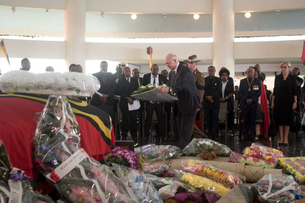 Governor General of Australia Peter Cosgrove lays a wreath in Parliament just prior to the state funeral of Vanuatu President Baldwin Lonsdale.
