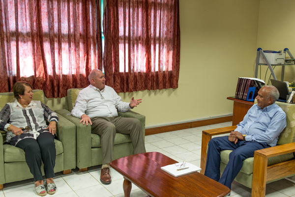 Governor General of Australia Peter Cosgrove visits Prime Minister Meltek Sato Kilman Livtunvanu.
