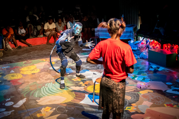 Scenes from Wan Smolbag Theatre's in-the-round production of Kaekae Rat.
