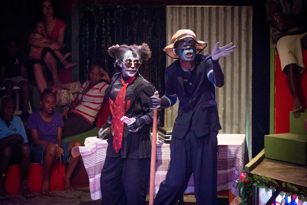 Scenes from Wan Smolbag Theatre's in-the-round production of Kaekae Rat.
