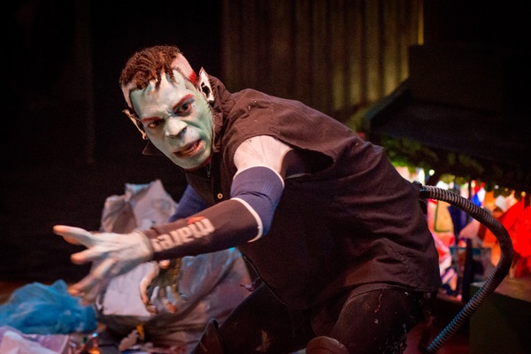 Scenes from Wan Smolbag Theatre's in-the-round production of Kaekae Rat.
